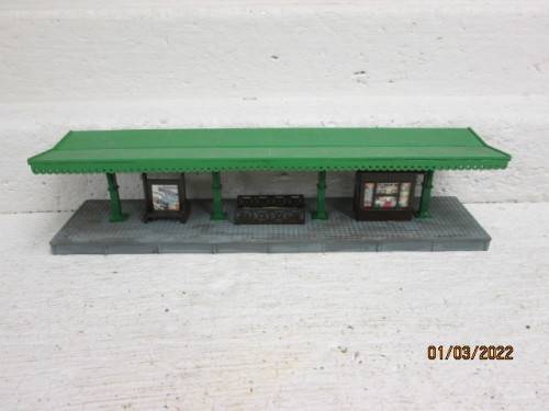 HO SCALE : STATION PLATFORM WITH CANOPY ROOF