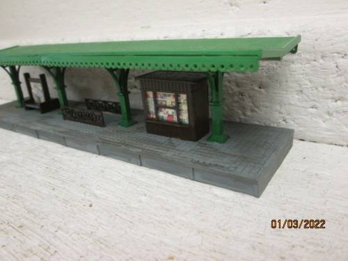 HO SCALE : STATION PLATFORM WITH CANOPY ROOF