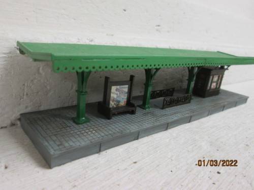 HO SCALE : STATION PLATFORM WITH CANOPY ROOF