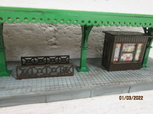HO SCALE : STATION PLATFORM WITH CANOPY ROOF