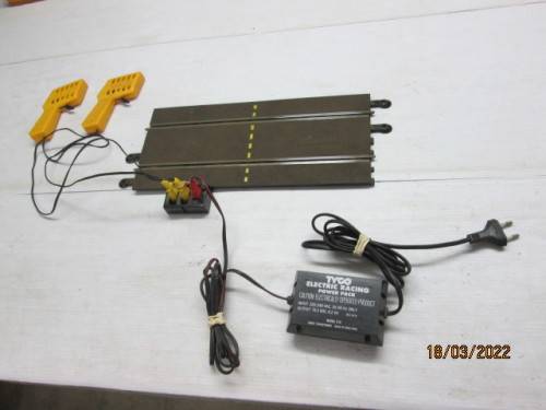 1: 32 SCALE : SCX/TYCO TRACK TRANSFORMER AND CONTROLLERS