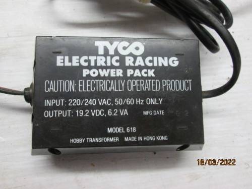 1: 32 SCALE : SCX/TYCO TRACK TRANSFORMER AND CONTROLLERS