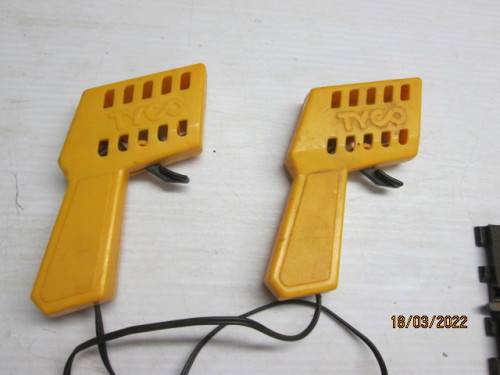 1: 32 SCALE : SCX/TYCO TRACK TRANSFORMER AND CONTROLLERS