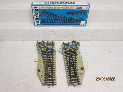 HO SCALE : MARKLIN : M-TRACK - LEFT + RIGHT ELEC POINTS - BOXED