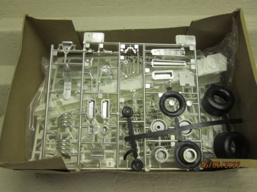 REVELL : 1:25 SCALE VALVOLINE FUEL DRAGSTER - KIT - BOXED