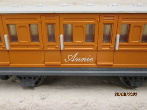 OO SCALE : BACHMANN : X2 COACHES - PART OF THOMAS COLLECTION