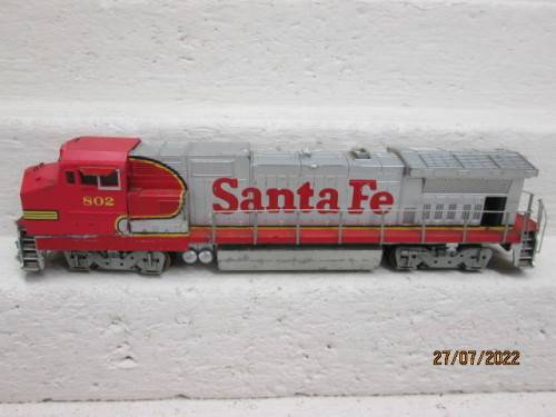 HO SCALE : WALTHERS : SANTA FE - GE-8 40C DIESEL LOCOMOTIVE - BOXED