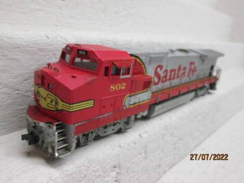 HO SCALE : WALTHERS : SANTA FE - GE-8 40C DIESEL LOCOMOTIVE - BOXED