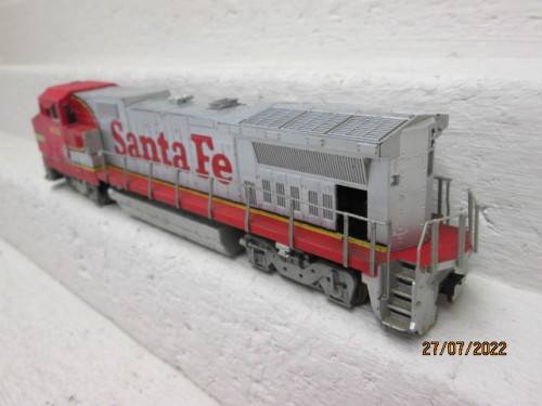 HO SCALE : WALTHERS : SANTA FE - GE-8 40C DIESEL LOCOMOTIVE - BOXED