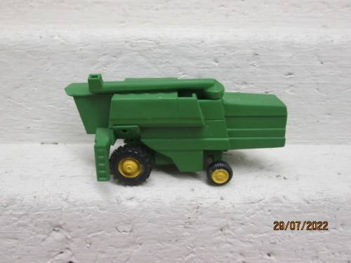 HO / OO SCALE : JOHN DEERE - HARVESTING VEHICLE