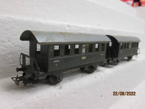 HO SCALE : MARKLIN : 3RD CLASS PASSENGER COACHES - X2