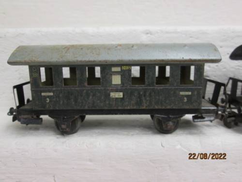 HO SCALE : MARKLIN : 3RD CLASS PASSENGER COACHES - X2