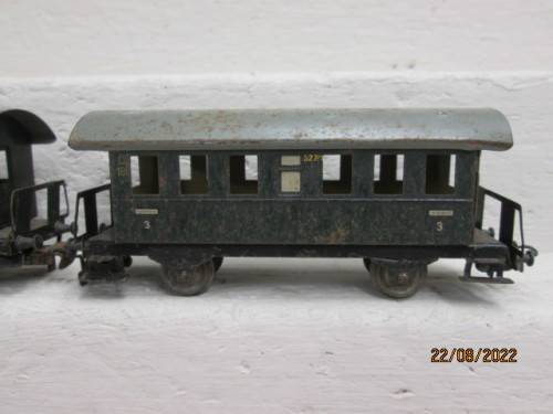 HO SCALE : MARKLIN : 3RD CLASS PASSENGER COACHES - X2