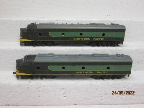 HO SCALE : RIVEROSSI : E8 NORTHERN PACIFIC POWER AND DUMMY SET -  DIESEL LOCOMOTIVE