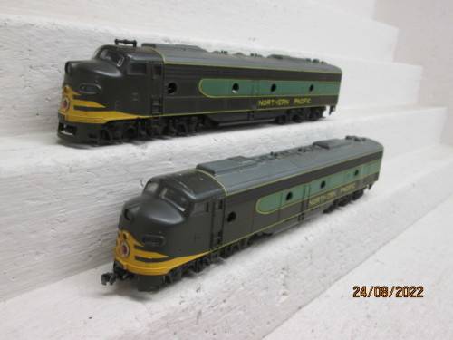 HO SCALE : RIVEROSSI : E8 NORTHERN PACIFIC POWER AND DUMMY SET -  DIESEL LOCOMOTIVE