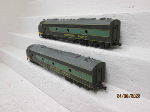 HO SCALE : RIVEROSSI : E8 NORTHERN PACIFIC POWER AND DUMMY SET -  DIESEL LOCOMOTIVE