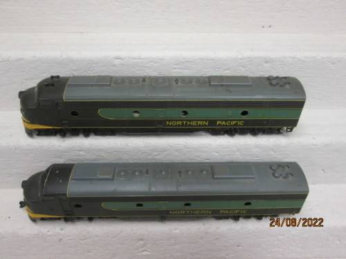 HO SCALE : RIVEROSSI : E8 NORTHERN PACIFIC POWER AND DUMMY SET -  DIESEL LOCOMOTIVE