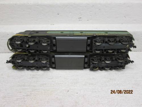 HO SCALE : RIVEROSSI : E8 NORTHERN PACIFIC POWER AND DUMMY SET -  DIESEL LOCOMOTIVE