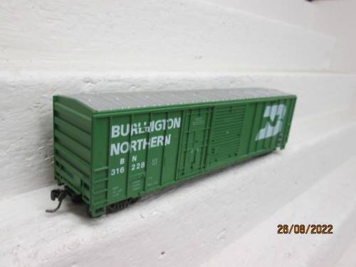 HO SCALE : INTERMOUNTAIN - BURLINGTON NORTHERN - 51 FOOT BOX CAR WAGON - BOXED