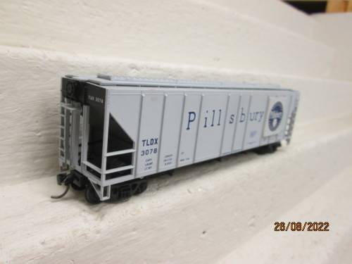 HO SCALE : INTERMOUNTAIN - PILLSBURY  50FOOT 3-BAY  - CLOSED HOPPER WAGON - BOXED