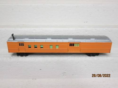 HO SCALE : YELLOW BAGGAGE CAR