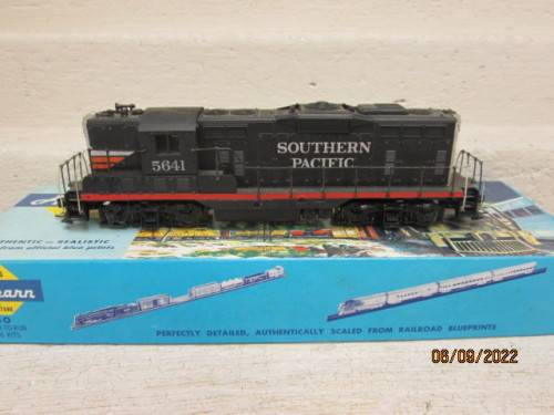 HO SCALE : ATHEARN : SOUTHERN PACIFIC GP-9 DIESEL LOCOMOTIVE - BOXED
