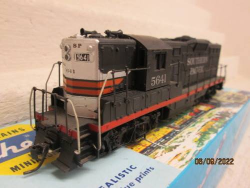 HO SCALE : ATHEARN : SOUTHERN PACIFIC GP-9 DIESEL LOCOMOTIVE - BOXED