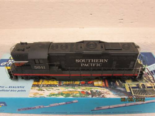 HO SCALE : ATHEARN : SOUTHERN PACIFIC GP-9 DIESEL LOCOMOTIVE - BOXED