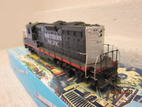 HO SCALE : ATHEARN : SOUTHERN PACIFIC GP-9 DIESEL LOCOMOTIVE - BOXED