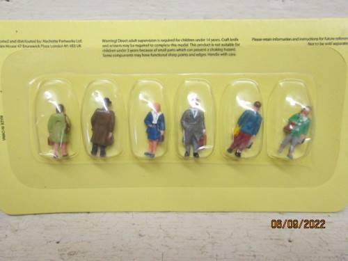 OO SCALE : VARIOUS FIGURINES - X6 - BOXED