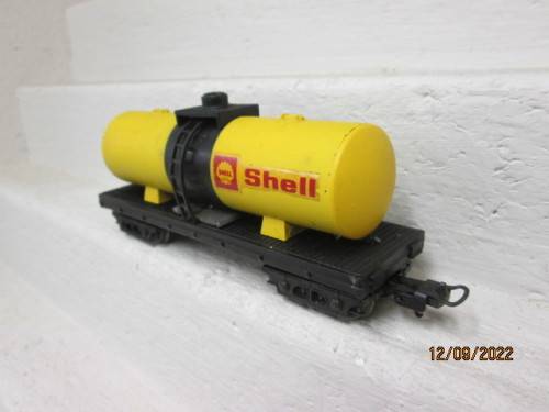 HO SCALE : LIMA : SHELL TANKER WAGON