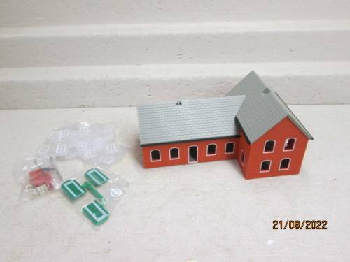 OO SCALE : L-SHAPE STATION  BUILDING