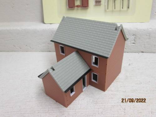OO SCALE : T-SHAPE RAILWAY  BUILDING