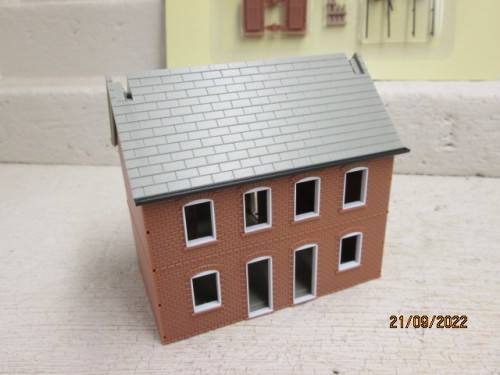 OO SCALE : T-SHAPE RAILWAY  BUILDING