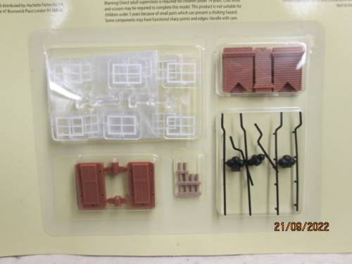 OO SCALE : T-SHAPE RAILWAY  BUILDING