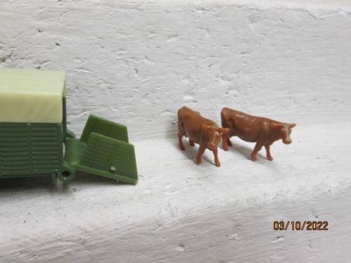 HO SCALE : SIKU : TRACTOR WITH FARM TRAILER AND COWS - BOXED