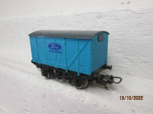 HO SCALE : LIMA : SHORT BOX CAR - FORD ACCESSORIES