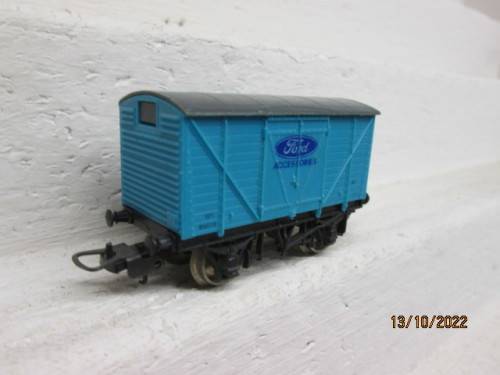 HO SCALE : LIMA : SHORT BOX CAR - FORD ACCESSORIES