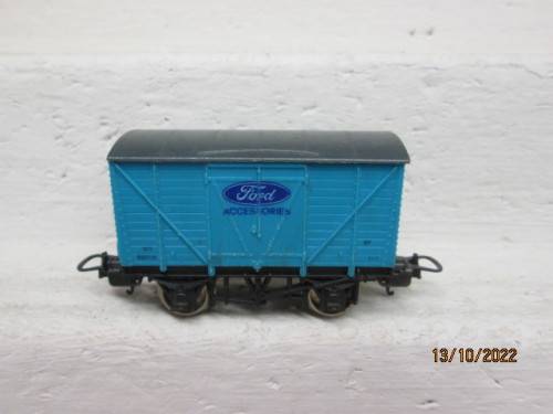 HO SCALE : LIMA : SHORT BOX CAR - FORD ACCESSORIES