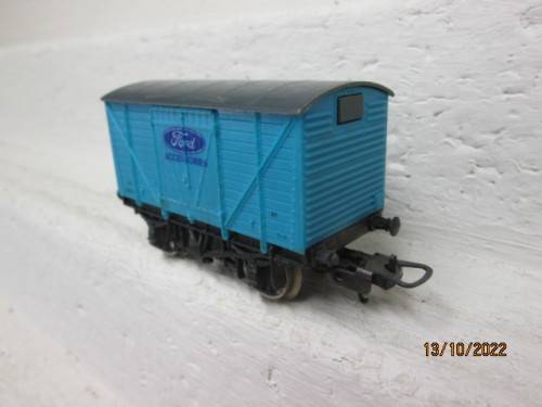 HO SCALE : LIMA : SHORT BOX CAR - FORD ACCESSORIES