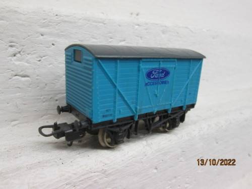 HO SCALE : LIMA : SHORT BOX CAR - FORD ACCESSORIES