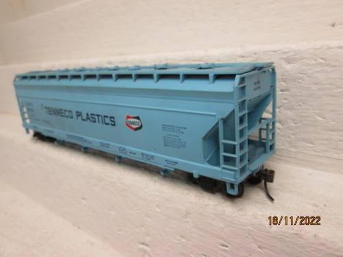 HO SCALE : 55 FOOT - CLOSED HOPPER - TENNECO PLASTICS