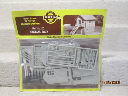 N SCALE: RATIO: SIGNAL BOX - KIT  - BOXED