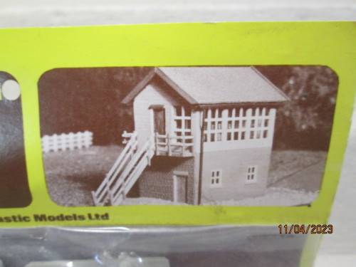 N SCALE: RATIO: SIGNAL BOX - KIT  - BOXED