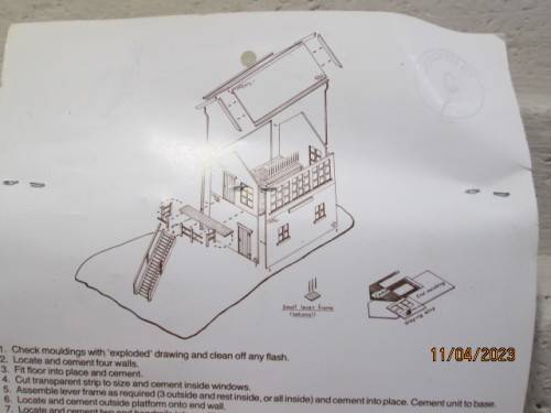 N SCALE: RATIO: SIGNAL BOX - KIT  - BOXED