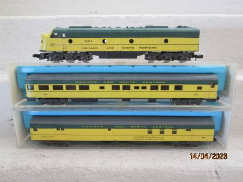 N SCALE : ATLAS : CHIGAGO AND NORTH WESTERN - DIESEL AND PASSENGER COACH SET - BOXED