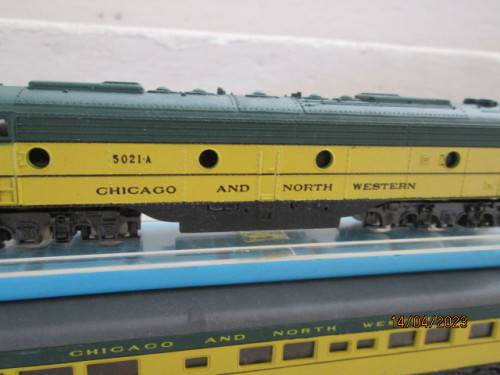 N SCALE : ATLAS : CHIGAGO AND NORTH WESTERN - DIESEL AND PASSENGER COACH SET - BOXED