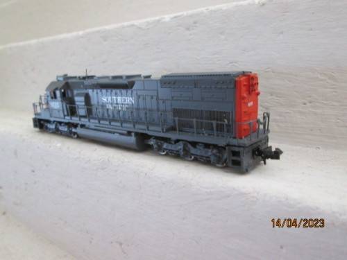 N SCALE : KEY MODEL TRAINS : SOUTHERN PACIFIC SD40T DIESEL LOCOMOTIVE - BOXED