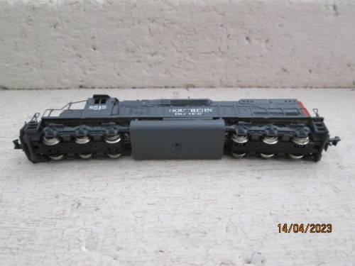 N SCALE : KEY MODEL TRAINS : SOUTHERN PACIFIC SD40T DIESEL LOCOMOTIVE - BOXED