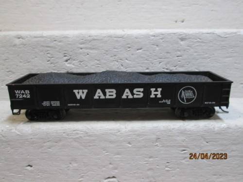 HO SCALE : BACHMANN : WABASH - OPEN GOODS WITH COAL LOAD